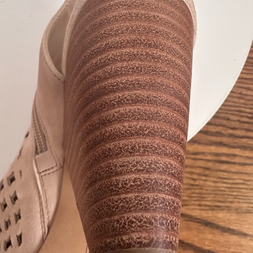 Vince Camuto Beige Suade Peep-Toe Stacked 3 Inch Heel Cut-Out Bootie Size 39 - Picture 12 of 13